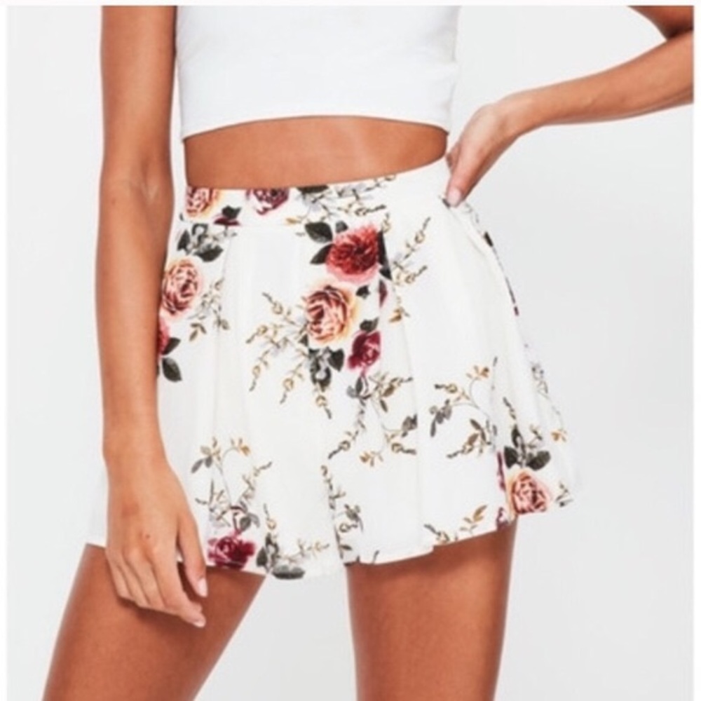 Missguided Floral Pleated Shorts